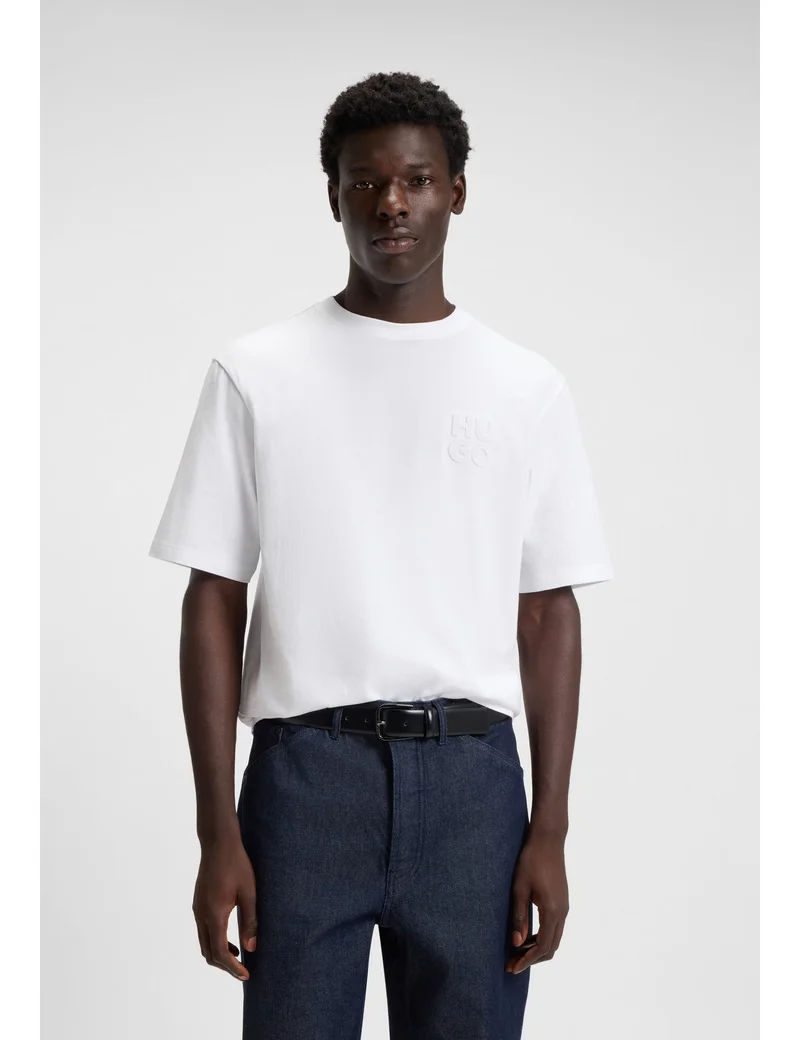 هوجو تيشيرت قطني مطبوع بشعار مكدس